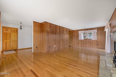 liiving room dining room entry