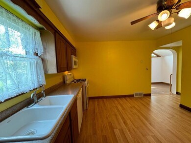 539 S 4th St, La Crescent, MN 55947 - photo 3