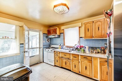 8 Golf Rd, Darby, PA 19023 - photo 6