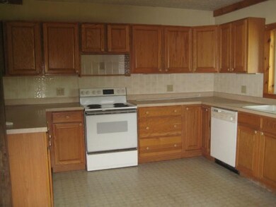 Kitchen NICE KITCHEN WITH RANGE AND DISHWASHER