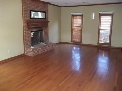 Huge great room w/cozyfireplace & hardwood floorin