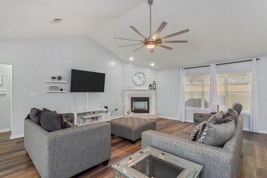 539 Tikell Dr-Living2