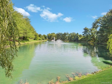 428 Toftree Ct, Roslyn, NY 11576 - photo 4