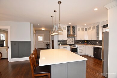 811 W Downer Place, Aurora, IL 60506 - photo 2