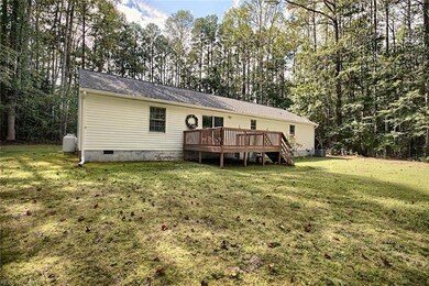 7095 Hunters Pointe Dr, Gloucester, VA 23061 - photo 6
