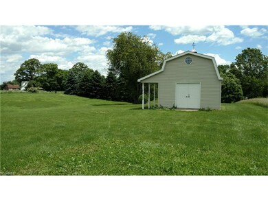 Front and back yards offer great views of the Kidr