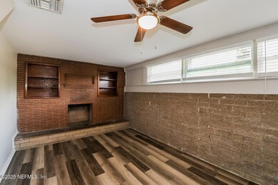 007-photo-family-room-13722646