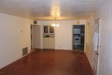 2802 E Waverly Living Room