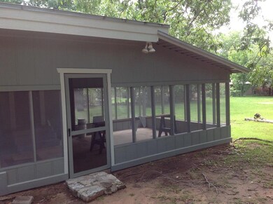 503 W Burbank St, Fredericksburg, TX 78624 - photo 4