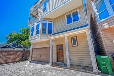 Modern home in desirable Houston Heights offers sp