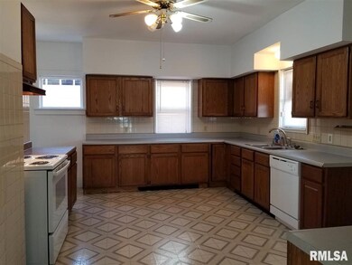 907 Pershing Ave, Davenport, IA 52803 - photo 4