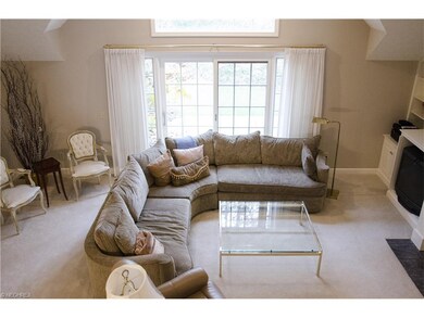 The bright and cheerfull great room has large wind