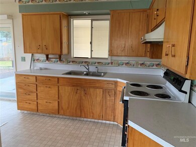 326 Jefferson St, Asotin, WA 99402 - photo 5