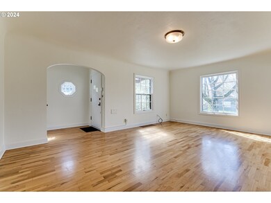Living Room/Entrance
