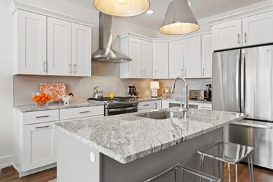 06_120NBartonUnitD_5_Kitchen_HiRes