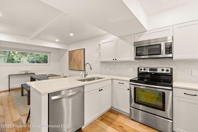 08-814WBleekerSt_b2_2507_1149