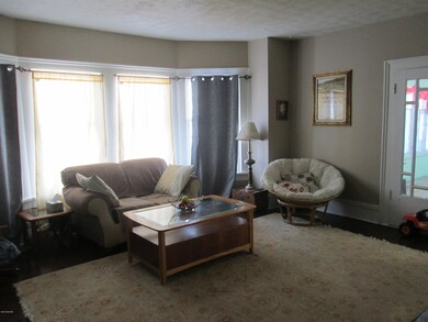 219 E Washington 010