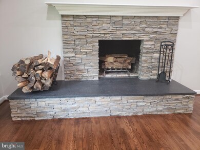 18324 Candice Dr, Triangle, VA 22172 - photo 3