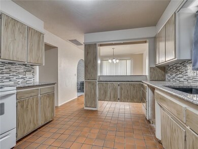 2812 Camelot Dr, Oklahoma City, OK 73120 - photo 6