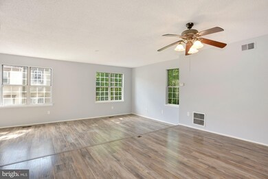 2351 Hunters Square Ct, Reston, VA 20191 - photo 5