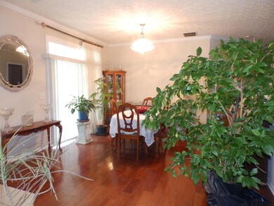 Dining room & patio door to sunporch