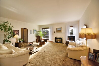 2a Bright and Spacious Living Room