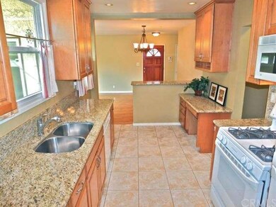Tile flooring, double sinks, gas range with microw