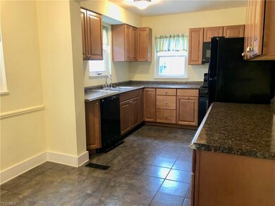 3581 Berkeley Rd, Cleveland, OH 44118 - photo 4