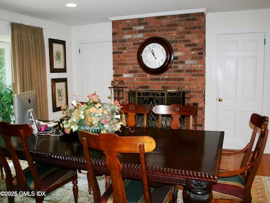 eat in area off kitchen