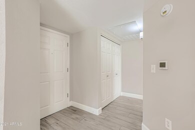 5-675820999-08 Foyer
