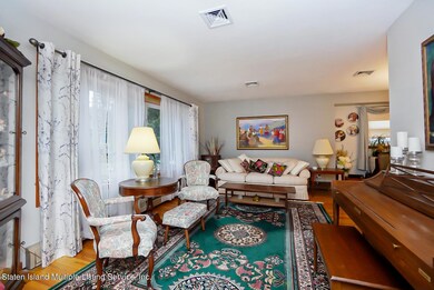 (3) LIVING ROOM