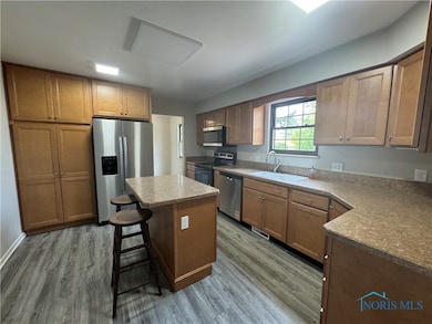 Maple cabinets, stainless steel applinaces and lot