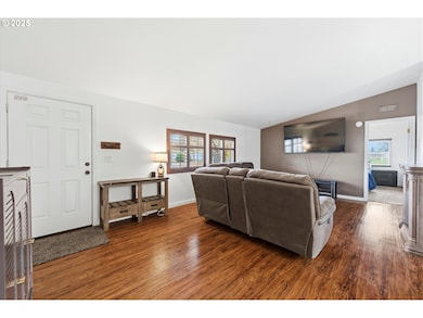 260 21st St SE, Albany, OR 97322 - photo 3