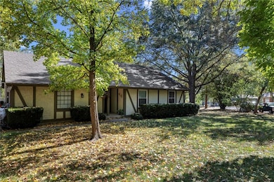 8919 Greenway Ln, Lenexa, KS 66215 - photo 3