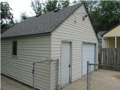 OVERSIZED 1 CAR GARAGE