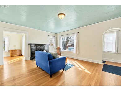 Living Room/Entrance