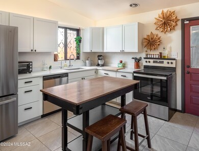 Kitchen w/ Quartz countertops