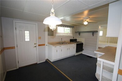 Spacious 15x10 Eat-in Kitchen w/ Dining area, plen