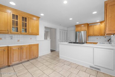 627 W Lyon Farm Dr, Greenwich, CT 06831 - photo 6