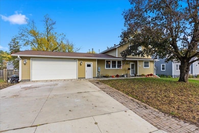 927 W 14th St, Cedar Falls, IA 50613 - photo 2