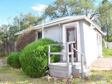 12701Main-GuestHouse-Porch-Empty.