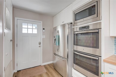 Entry Open floor plan - Double Oven