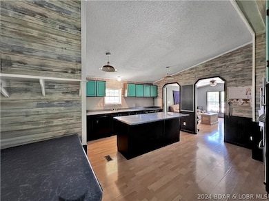 Kitchen & Bar