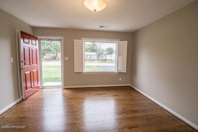 6103 Herron Ct, Louisville, KY 40229 - photo 4