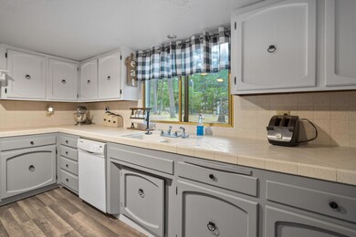 350SurreyDr-006