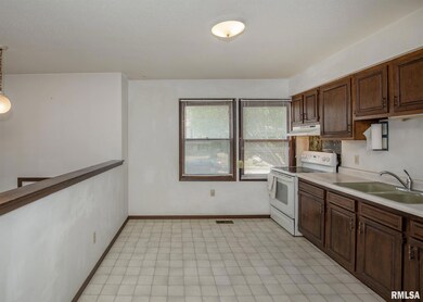 2526 W 56th St, Davenport, IA 52806 - photo 3