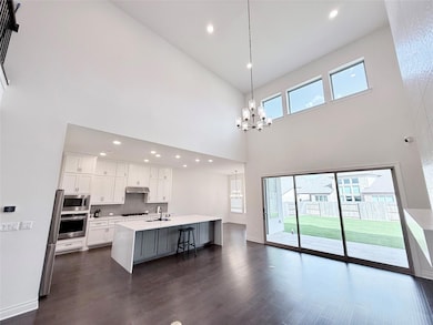 Kitchen with appliances with stainless steel fini