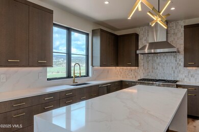 1043 E Haystacker