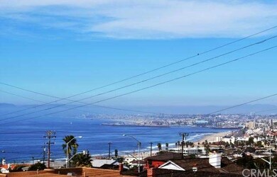 A zoom photo of the Queen's necklace view taken fr