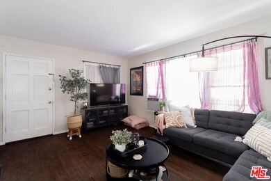 5600 Craner living room